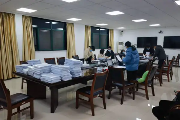 执法人员对自主验收资料开展核查 执法人员对自主验收资料开展核查