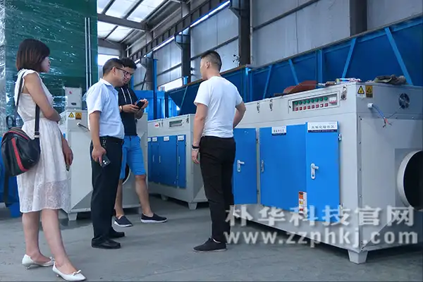 伊朗客户在朴华科技车间参观有机leyu乐鱼web登录入口，朴华科技工作人员在做介绍