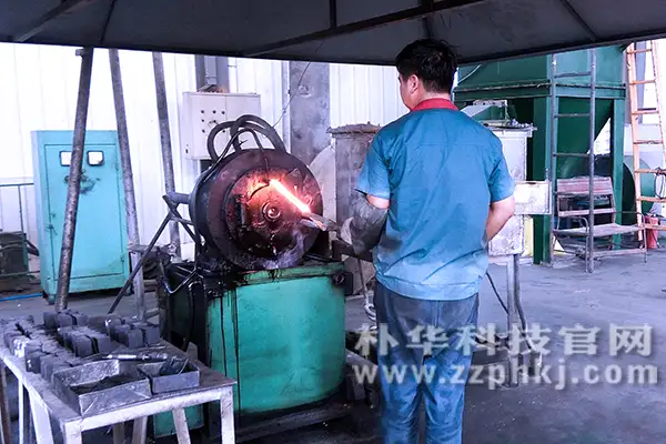 客户车间操作台上方配备有吸尘罩 客户车间操作台上方配备有吸尘罩